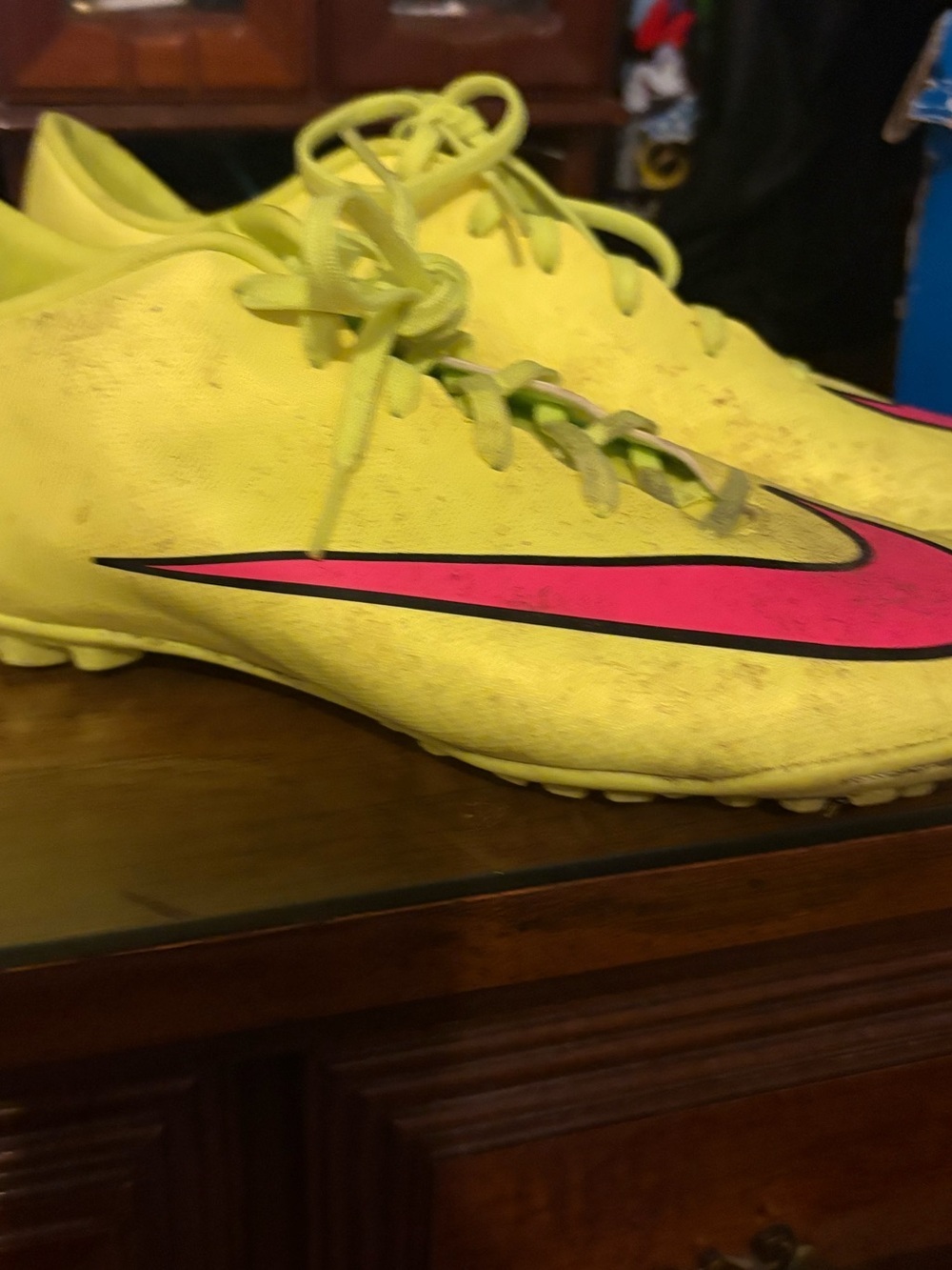 Nike Women’s Neon Yellow Soccer Cleats with Pink Swoosh - Picture 4 of 6